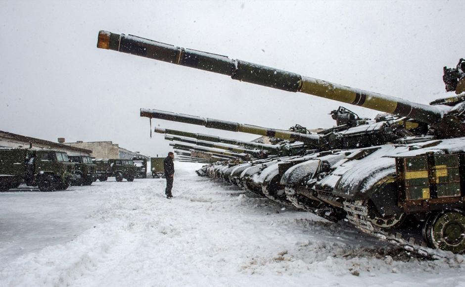 Un militar de las Fuerzas Militares de Ucrania se para frente a los tanques de la 92ª brigada mecanizada separada de las Fuerzas Armadas de Ucrania, estacionados en su base cerca de la aldea de Klugino-Bashkirivka, en la región de Kharkiv.