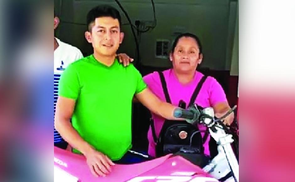 Jorge Ramírez y su madre en una foto juntos.