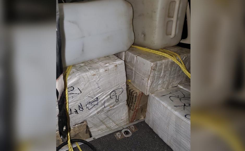 Los fardos encontrados dentro de la avioneta luego del enfrentamiento armado.