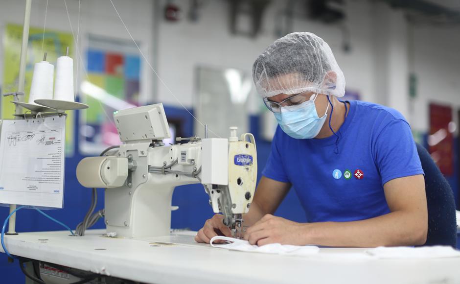 Con aproximadamente 46,000 empleados en todo el mundo, Gildan opera con un fuerte compromiso con prácticas laborales, ambientales y de gobernanza líderes en la industria.