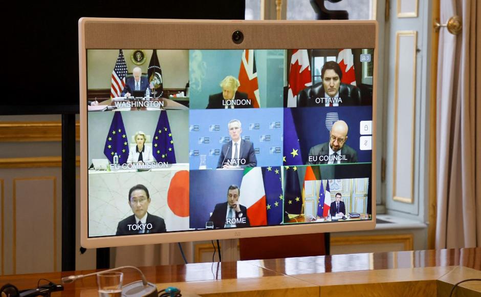 Fotografía muestra (desde arriba, a la izquierda) al presidente de Estados Unidos, Consejo Charles Michel, el primer ministro de Japón Fumio Kishida, el primer ministro Mario Draghi y el presidente francés Emmanuel Macron durante una videoconferencia de los líderes del G7 sobre Ucrania.