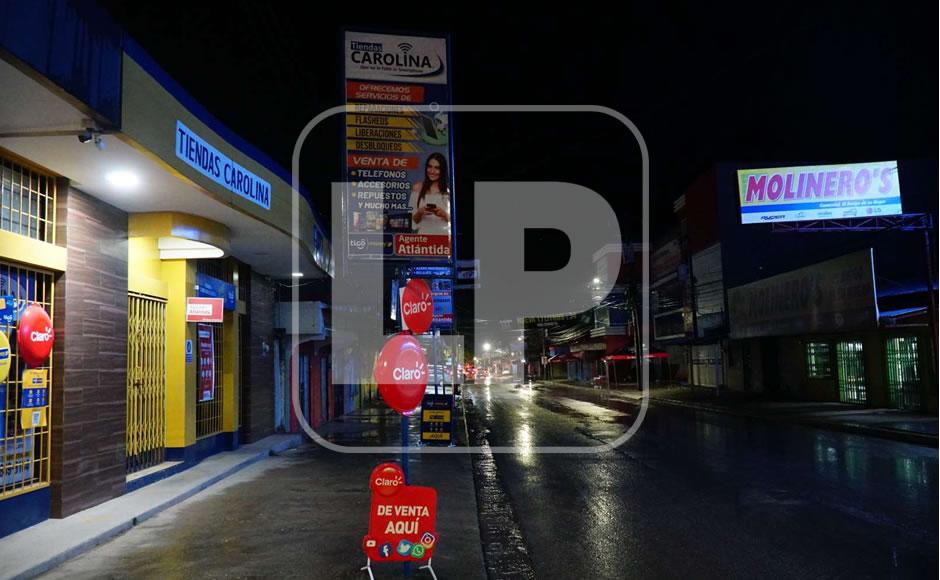 Los comercios acatan las restricciones y despachan temprano a sus empleados, pero dueños de restaurantes dicen estar afectados porque las ventas les disminuyen al cerrar antes de las 9:00 de la noche.