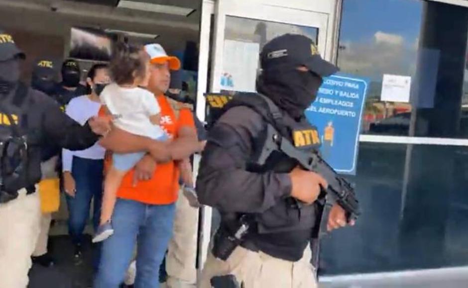 Momento en que Santos Orellana y su familia salían del aeropuerto en custodia de la Atic.