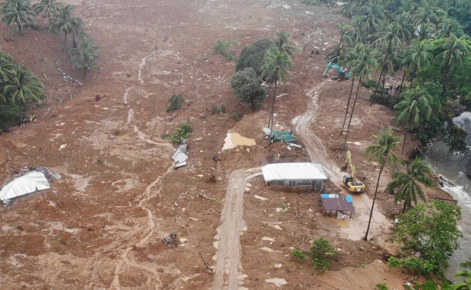 Ladera de la montaña derrumbada y las casas enterradas en el pueblo de Bunga, ciudad de Baybay, provincia de Leyte, en el sur de Filipinas.