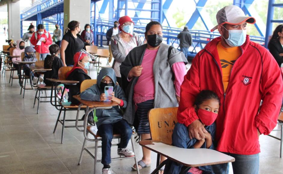 Imagen de niños asistiendo a un centro de vacunación en la capital hondureña.