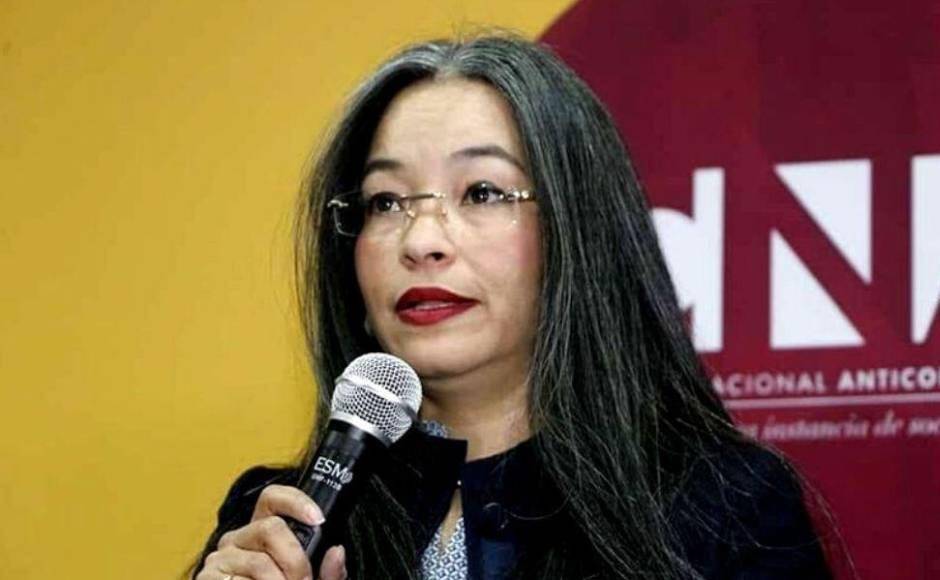 Otra de las figuras que estuvo presente en el juicio que enfrenta por narcotráfico el expresidente Hernández es la abogada Gabriela Castellanos, directora del Consejo Nacional Anticorrupción, quien recibió un saludo personal de JOH.