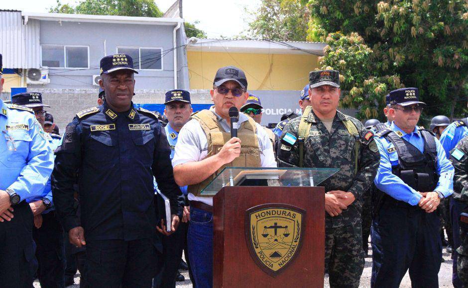 $!Altos mandos policiales y militares hablando durante una conferencia de prensa de las nuevas medidas contra la criminalidad y violencia.
