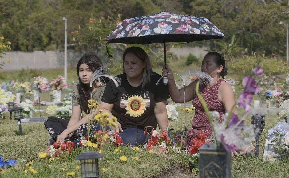 $!El lente de LA PRENSA Premium acompañó a su familia al camposanto, donde todos los domingos visitan su tumba y le llevan arreglos florales como una forma de recordar a la maravillosa niña que fue.