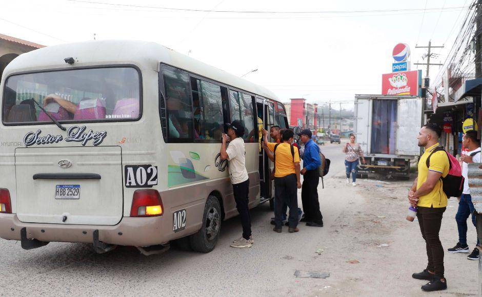 $!La gente salió hacia sus trabajos y centros de estudios desde temprano del lunes tras vencerse el toque de queda ese día.