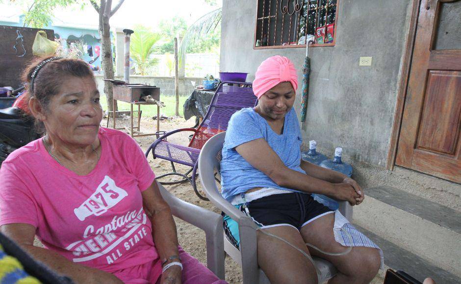 $!Cinthia en compañía de su madre, quien se trasladó hasta su Choloma para ayudar a su hija en la atención y cuidados médicos.