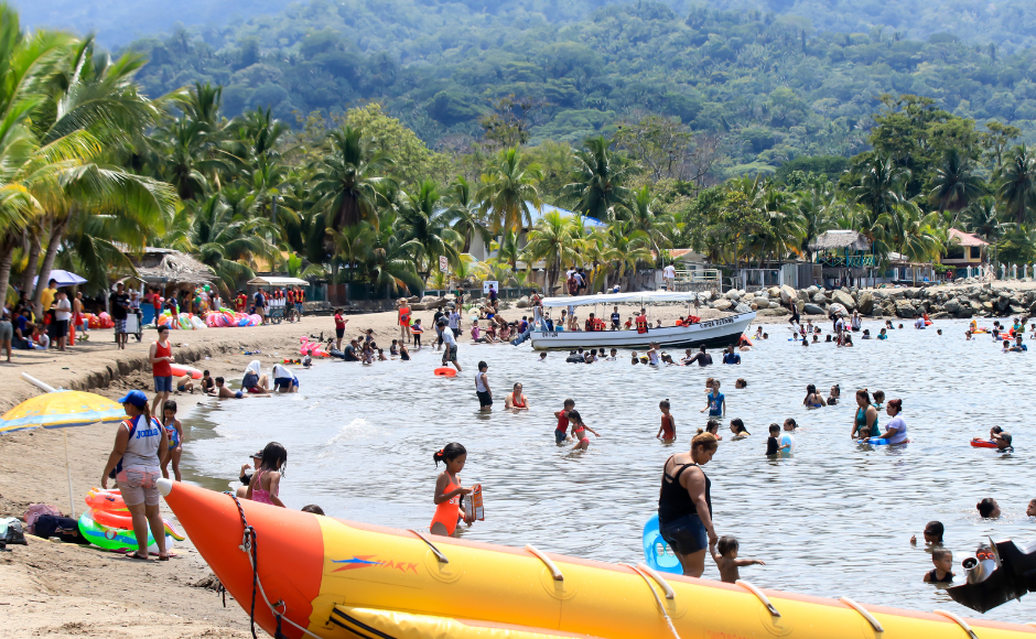 $!Miles de familias aprovecharon el feriado para desplazarse a las playas y al interior del país.