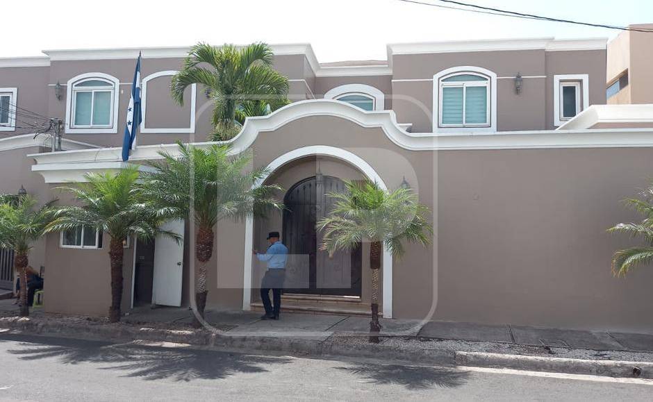Esta es la casa de Juan Orlando Hernández en Tegucigalpa. La vivienda está ubicada en la colonia Palmeras de San Ignacio.