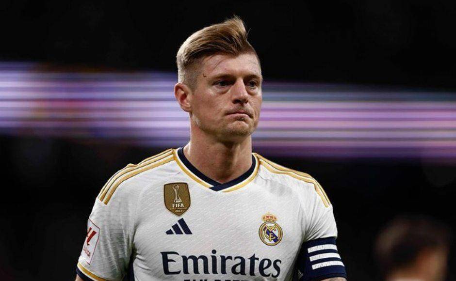 Toni Kroos: El alemán de 34 años es pieza clave en el Real Madrid de Ancelotti. El club quiere que siga una temporada más, pero lo que haga el centrocampista es toda una incógnita. Podría, incluso, retirarse, aunque parece que no lo hará, pero siendo Kroos, todo puede pasar