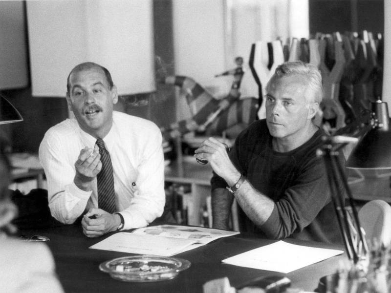 Sergio Galeotti y Giorgio Armani en junta creativa en los años 70. En1975 fundaron la empresa de moda Giorgio Armani, en Milán.