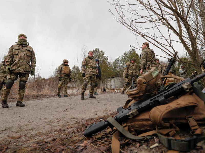 Reservistas de Ucrania en maniobras militares cerca de Kiev. EFE/EPA/SERGEY DOLZHENKO