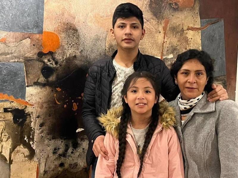 La ex primera dama de Perú, Lilia Paredes, y sus hijos, Arnold y Alondra Castillo, a su llegada al aeropuerto de México.