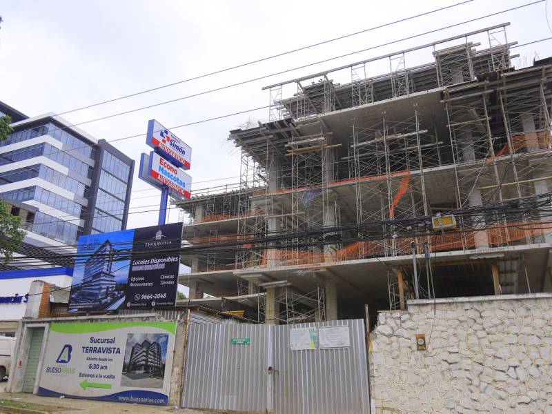 Son al menos siete nuevas plazas comerciales que se están construyendo en San Pedro Sula; entre ellas, Terravista Plaza en barrio Río de Piedras, 10 calle, 23 avenida. Fotos: Melvin Cubas.