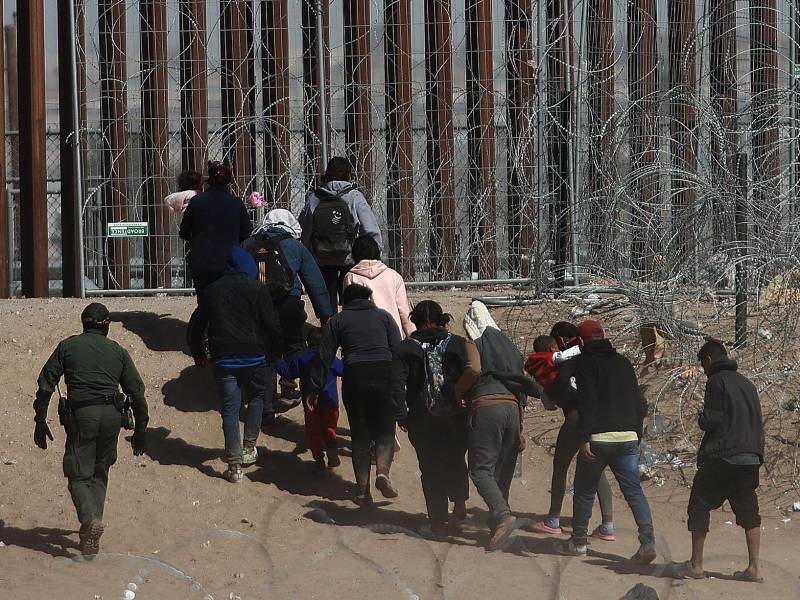 Migrantes caminan hacia la frontera que divide a México de los Estados Unido.