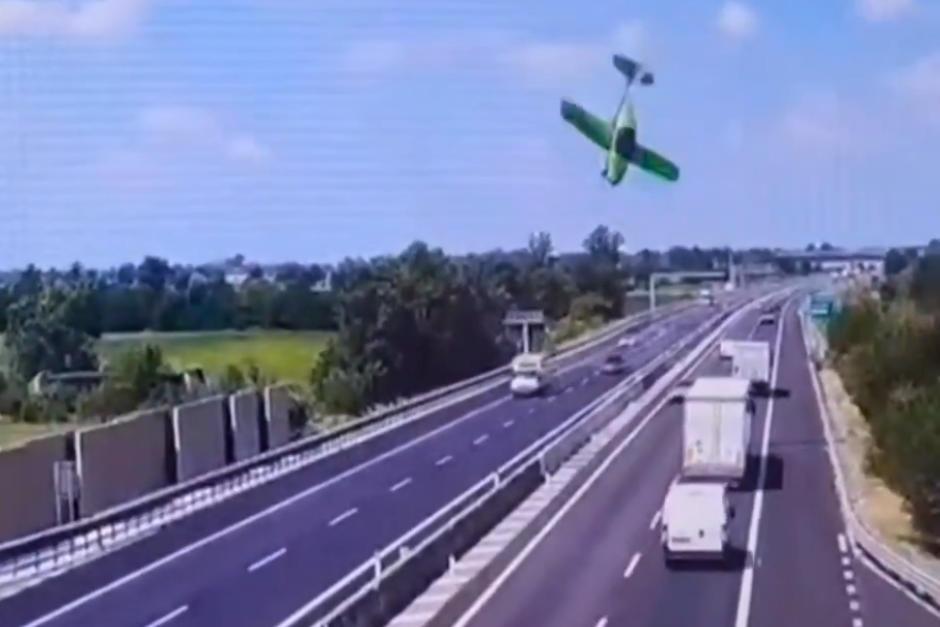 Avioneta se estrella sobre una autopista en Italia y estalla en llamas