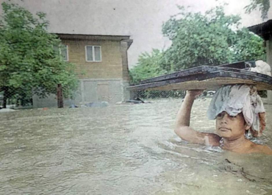 En la imagen este pequeño intenta sacar algunas pertenencias de su casa mientras el agua le llega hasta el cuello.