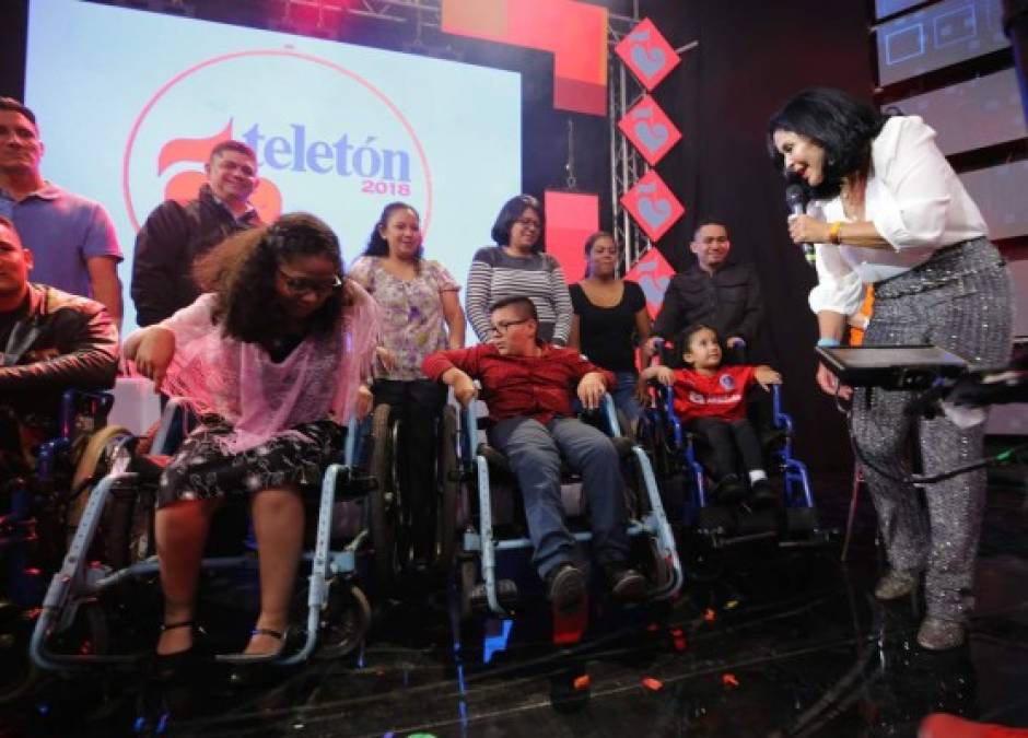 La intérprete lo dio todo durante su presentación en la Teletón 2018 celebrada el 07 y 08 de diciembre en Tegucigalpa, Honduras.