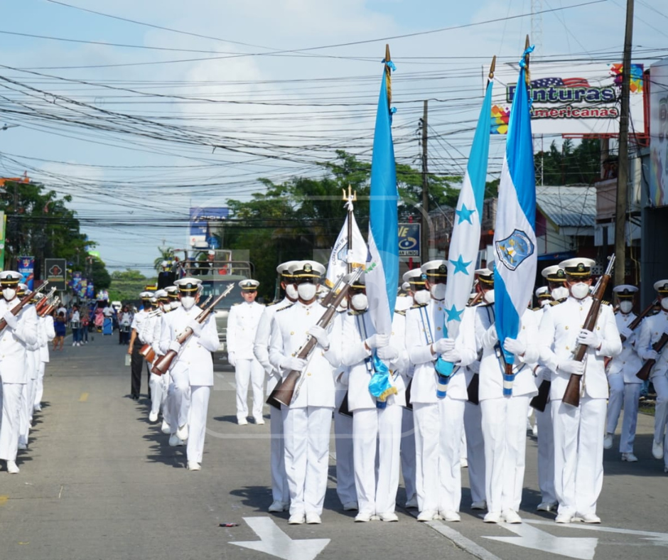 Inicia desfile de carrozas en Puerto Cortés