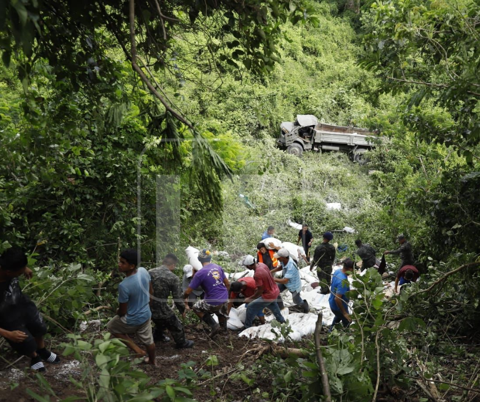 Camión militar que llevaba víveres se accidenta en carretera entre Pimienta y la aldea Santiago