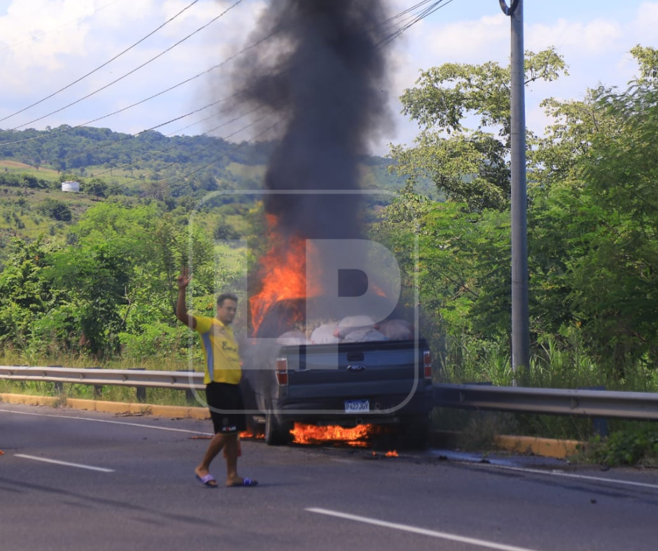 Automóvil cargado de elotes.