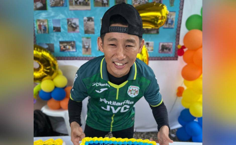 Shin Fujiyama celebró su nuevo logro y no podía faltar la camisa de Marathón.