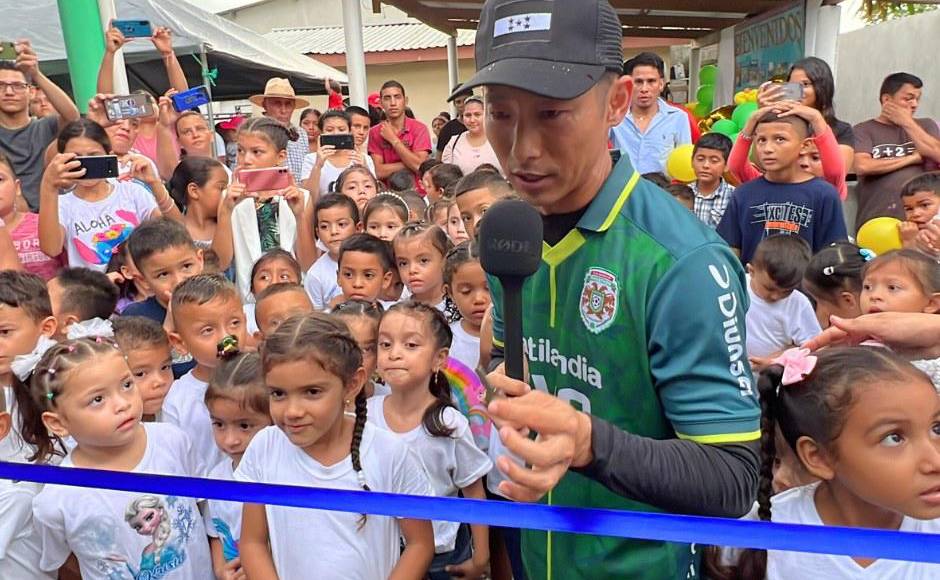 Shin Fujiyama inauguró otra escuela y con la camisa de Marathón.