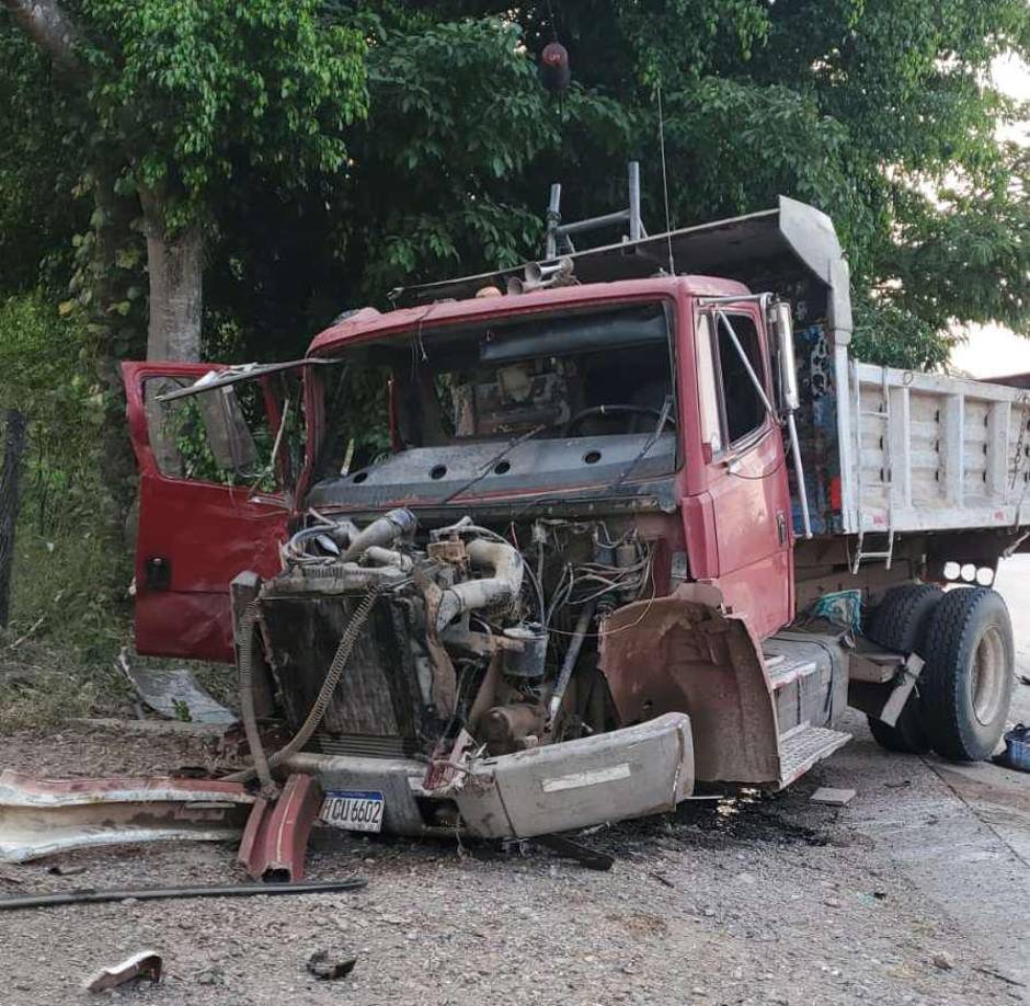 El conductor de la rastra que provocó el accidente se habría dado a la fuga, hecho que es investigado por la Policía, ya que también trascendió que era uno de los heridos.
