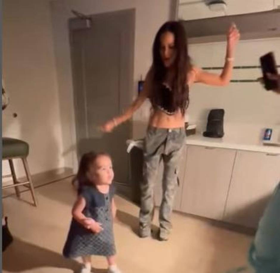 Durante el concierto, Natti estuvo en una parte privada junto a su bebé para disfrutar del show. Y en otro momento se desplazó hacia la cocina privada del recinto donde compartió un video bailando con su niña al ritmo de las canciones de Karol. “Mi primer party con mamá”, tituló el post en la cuenta de Instagram que maneja especialmente para Vida Isabelle.