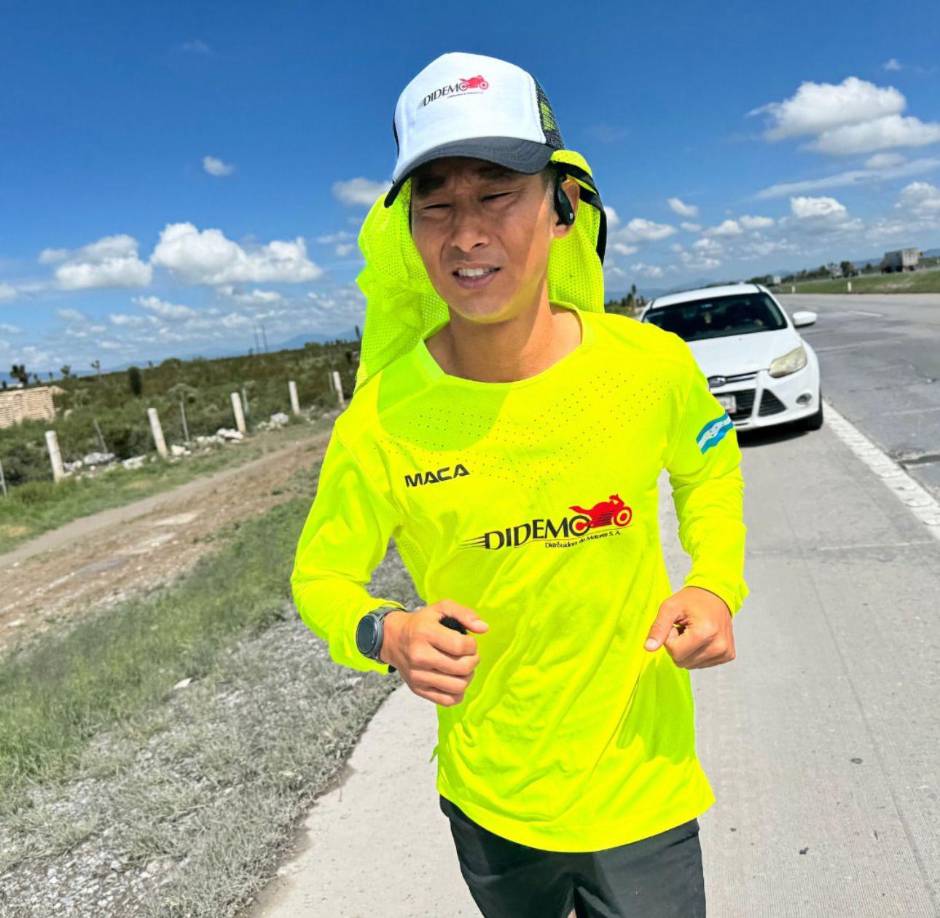 A sus 21 días de carrera, Shin Fujiyama, ha mostrado cada avance de su ruta, recientemente en su canal de youtube mostró un video titulado “Hombres encapuchados me custodian en México ¿Quiénes son?”.