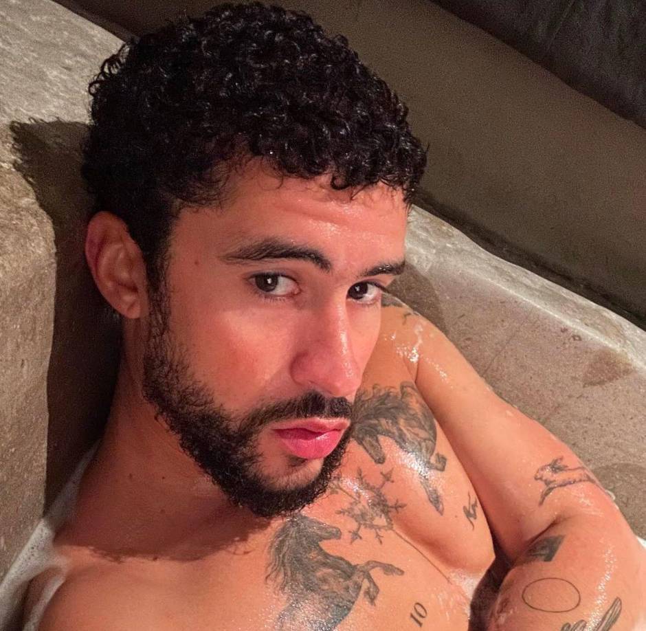 Bad Bunny recientemente lanzó su sexto álbum de estudio, “Debí Tirar Más Fotos”, coincidiendo con el Día de Reyes. Su trabajo rinde homenaje a Puerto Rico, he incorpora ritmos tradicionales como la plena y la salsa, y aborda temas sociales como la emigración y la gentrificación.