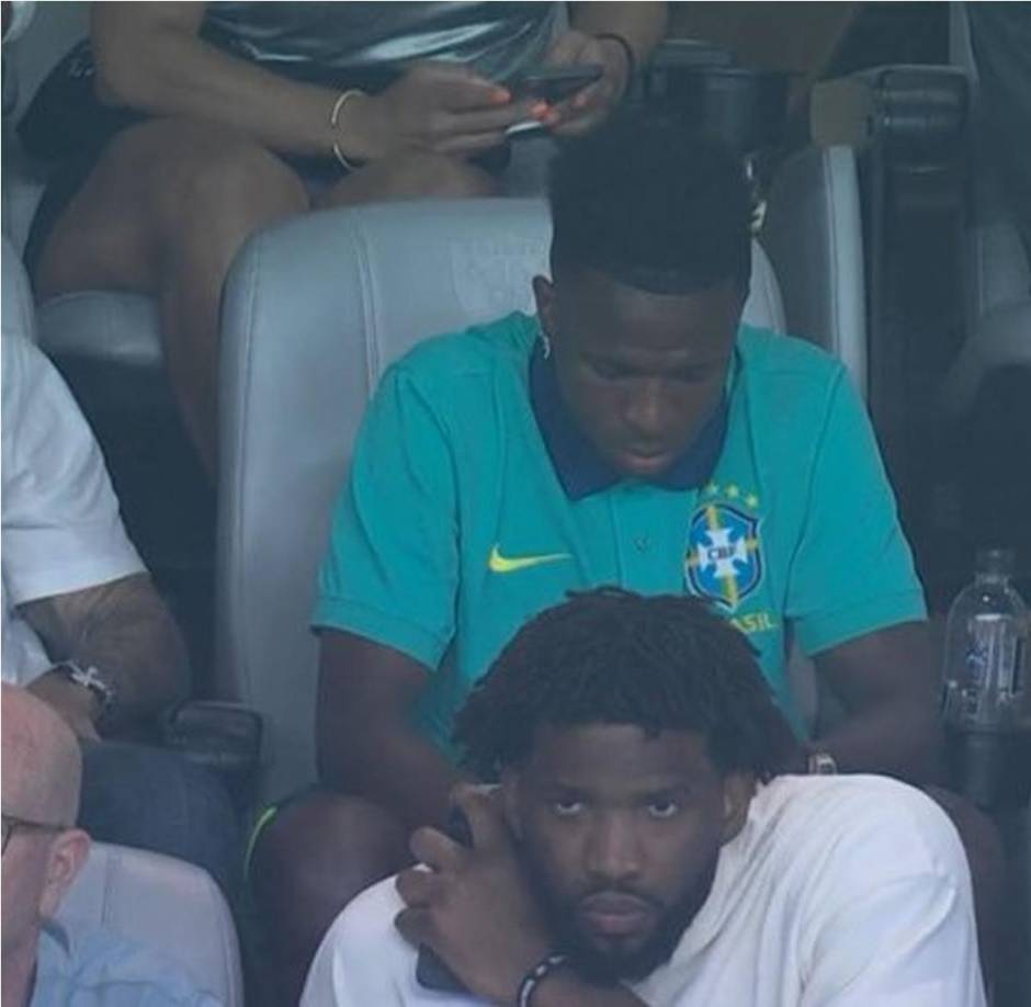 Vinicius fue enfocado y se hizo viral esta imagen de él utilizando su celular durante el partido.
