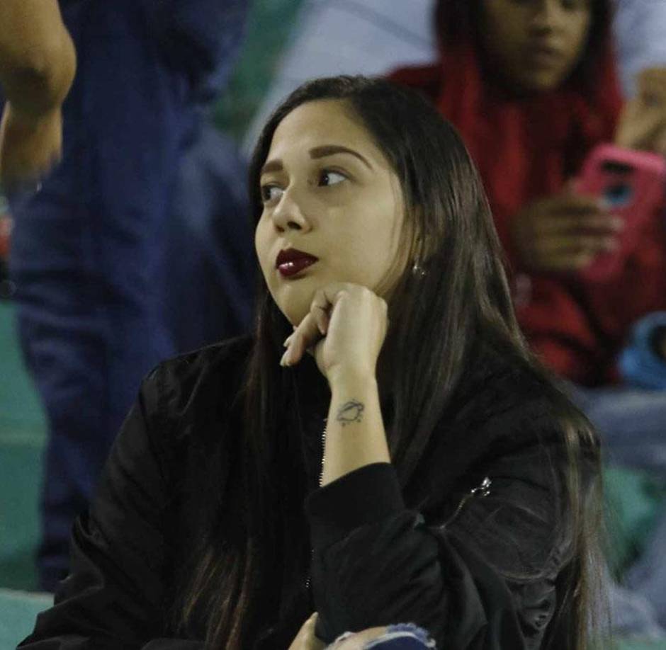 Una linda chica que lució reflexiva en las graderías. 