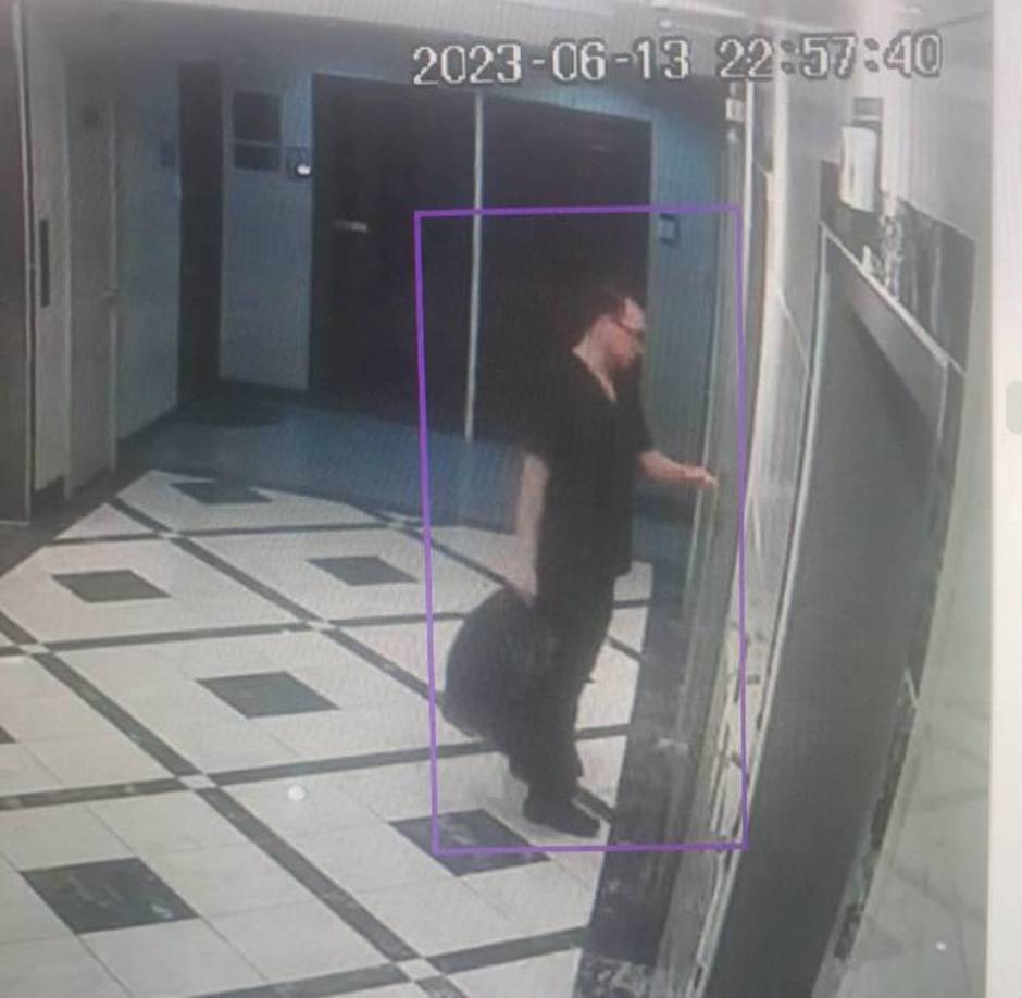 El mismo hombre que movió la silla de rueda también fue captado sacando unas misteriosas bolsas negras en donde se supone habrían sacado los restos de Floridalma.