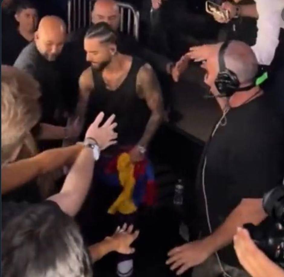 El cantante, quien es escoltado por algunos elementos de seguridad, se acercó con un grupo de seguidores para regalar unas cuantas selfies y saludos. Sin embargo, este acto llegó de parte de una mujer que se encontraba detrás de las vallas.