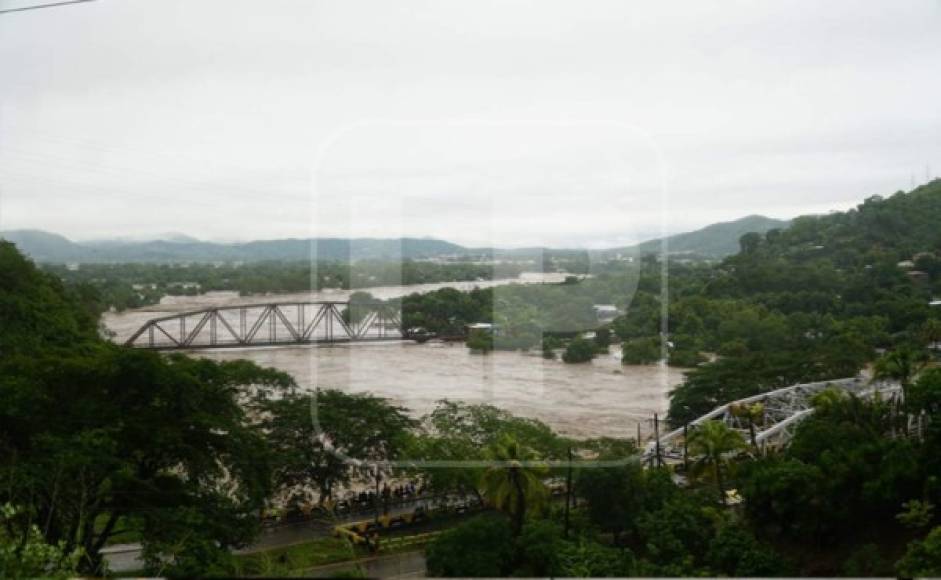 Así luce el río Chamelecón este jueves después de las intensas lluvias registradas anoche. Foto José Cantarero