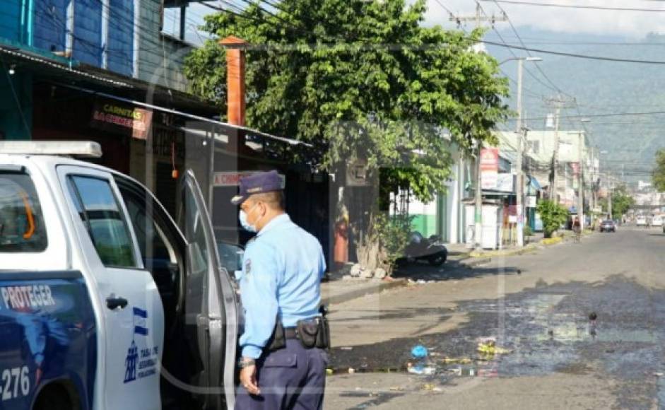 "Las autoridades policiales dijeron que en la mayoría de los mercados sampedranos se acataron las órdenes de cierre de los negocios. "