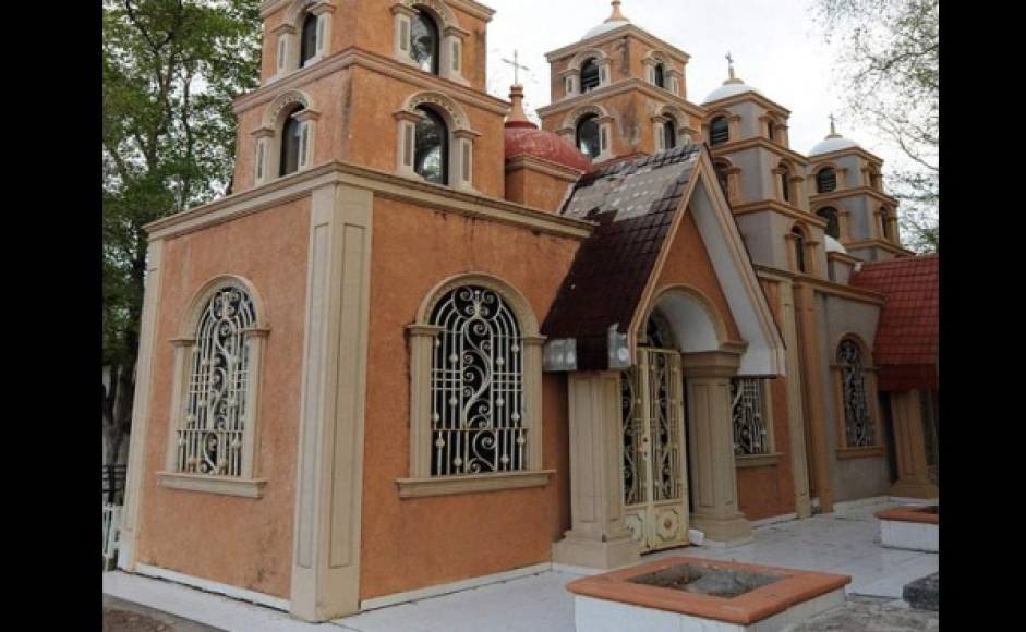 El lujoso mausoleo de Amado Carrillo, 'el señor de los cielos', está valorado en $490,000. Es una capilla con capacidad para 50 personas donde celebran los servicios religiosos de la familia. El capo murió en 1997 mientras era sometido a una cirugía.