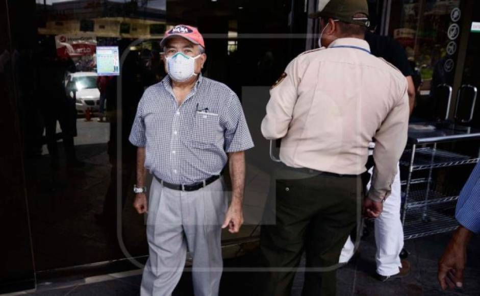 Tercera edad en Honduras abarrota bancos en plena crisis por coronavirus
