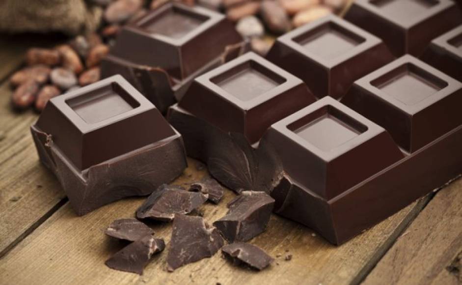 7. El chocolate, mejor amargo. El chocolate negro es hipocalórico pero es fundamental, por su elevado contenido en zinc, para fortalecer el sistema inmune y reducir la inflamación. Nunca con leche, que es más rico en grasas y azúcares.