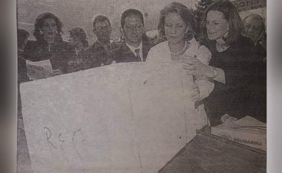 La primera dama de Colombia, Nohra Puyana de Pastrana, realizó una visita rápida el 11 de noviembre de 1998.