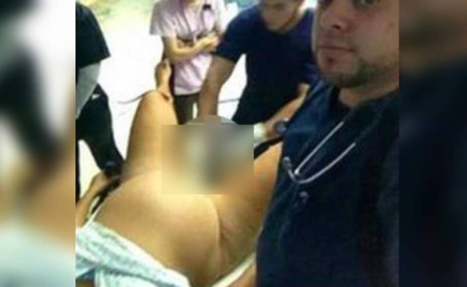 'Señora, yo le puedo atender el parto, but first let me take a selfie (primero dejeme tomar un selfi)', el estudiante de obstetricia Daniel Sánchez causó un escándalo en Venezuela con esta foto.