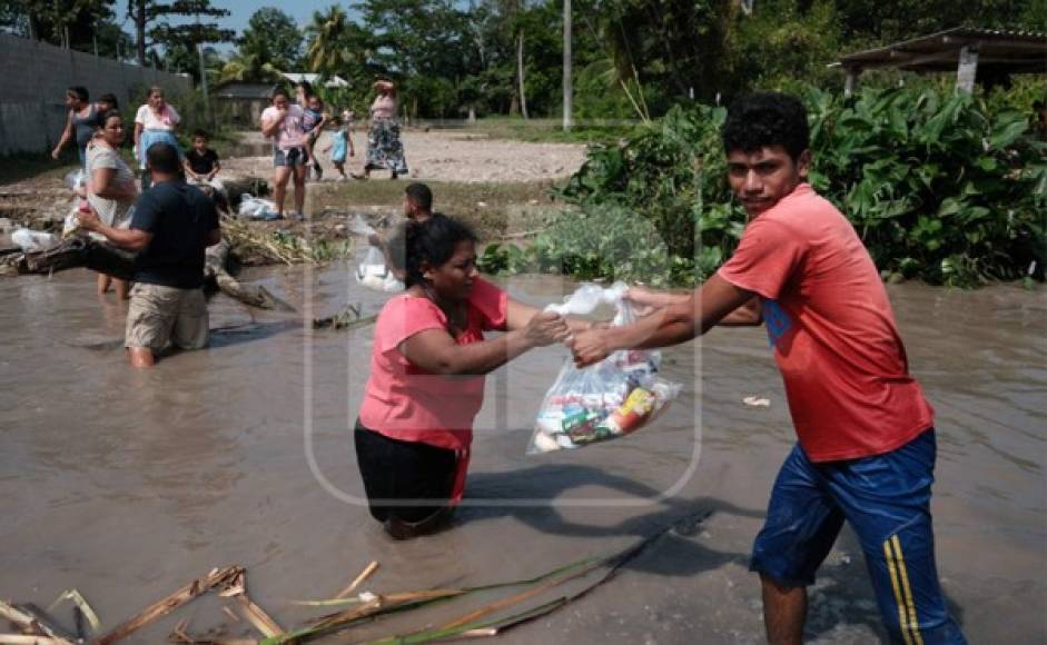 Un equipo de LA PRENSA llegó hasta el sector Barra de Chamelecón, donde habitan al menos 400 familias. En cerros se refugiaron para sobrevivir a las inundaciones dejadas por Eta.