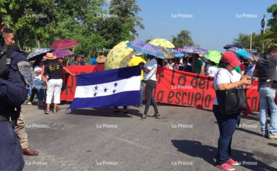 Los estudiantes del Curla, docentes y empleados de Salud participando en la protesta en La Ceiba.