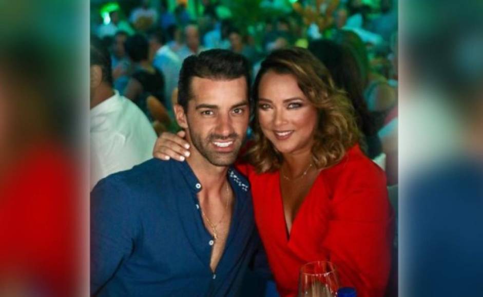 La presentadora Adamari López compartió una serie de fotos en redes sociales junto a su esposo, el bailarín Toni Costa, disfrutando de unas vacaciones en la playa.