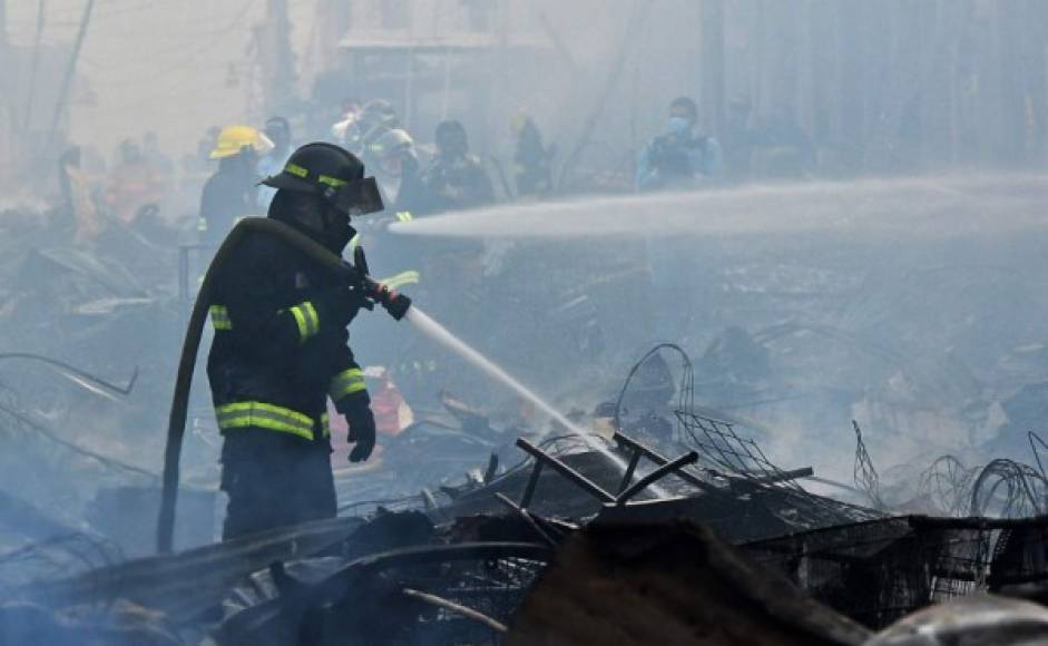 El Gobierno de Honduras anunció apoyo para los dueños de los negocios que perdieron todo por el incendio en el mercado Colón.
