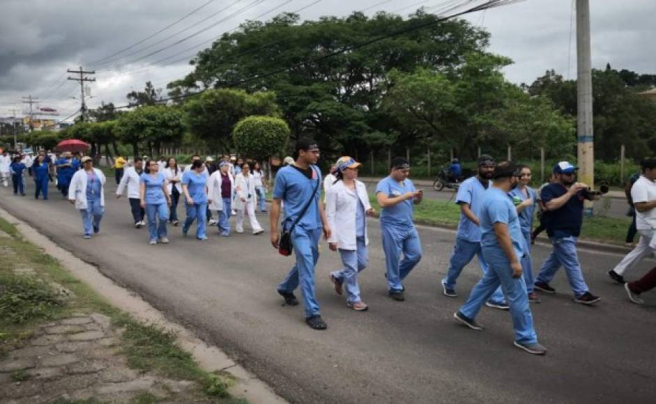 Médicos realizan movilización pacífica hacia un hotel capitalino ubicado en el bulevar Juan Pablo II.